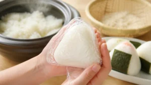 おにぎり 握り方簡単なコツは3回だけ｜ラップでふんわり握る理由と崩れない手順のアイキャッチ画像