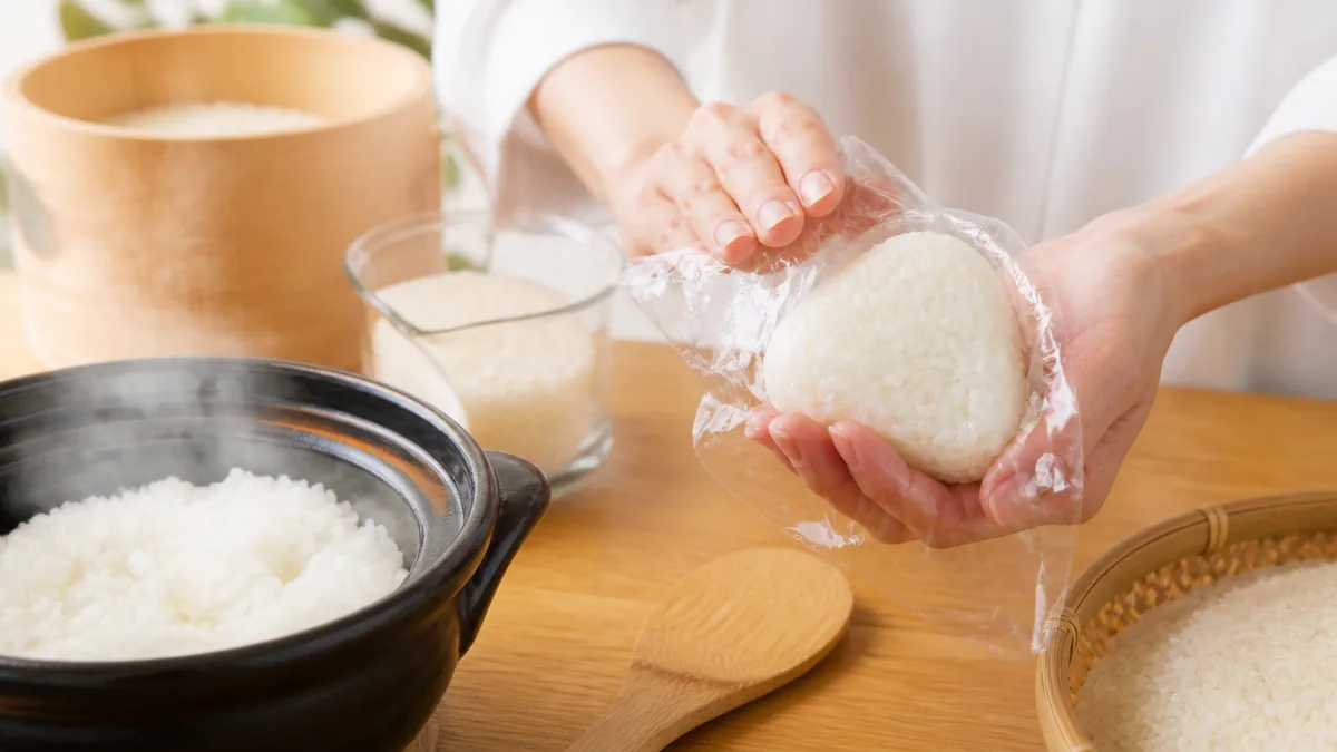 おにぎりの握り方を簡単にするならラップが近道な理由の解説画像