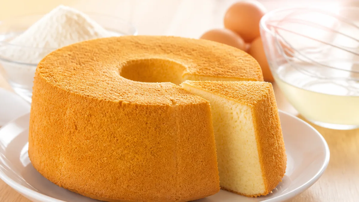 シフォンケーキのレシピを米粉で作るなら卵黄1対卵白2が目安｜焼き縮みを防ぐ逆さ冷ましの理由のアイキャッチ画像